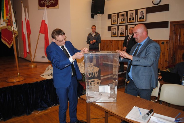 Radny Sławomir Marszelski i radny Olech Raddatz z komisji skrutacyjnej przystępują do otwarcia urny z głosami