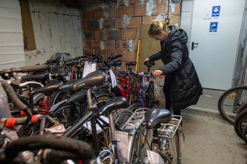 Kilkaset rowerów czeka na swoich właścicieli w magazynie...