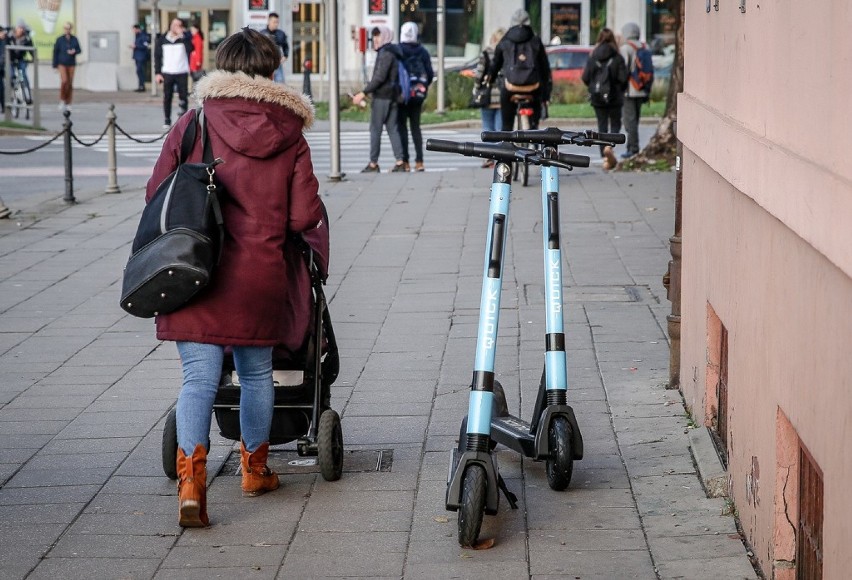 Hulajnogi walają się na ulicach Gdańska. Radni Koalicji Obywatelskiej apelują do władz miasta 