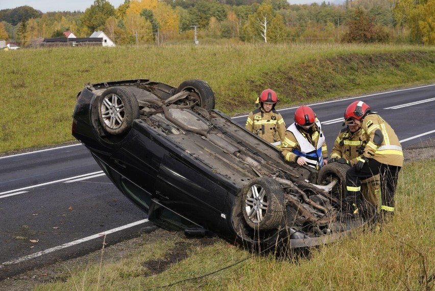 Dachowanie opla w Wołczy Małej na drodze krajowej nr 20