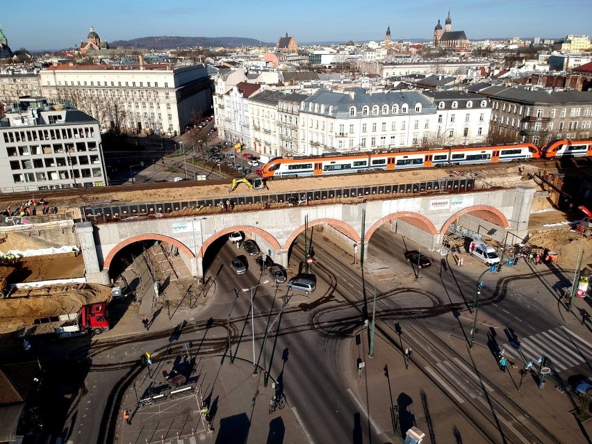 Megainwestycja w centrum Krakowa. Estakady i most pięknie rosną [ZDJĘCIA]