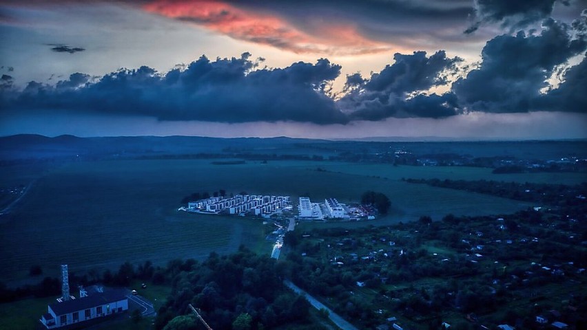 Świdnica: Osiedle w polu niczym gród w Biskupinie (ZDJĘCIA)