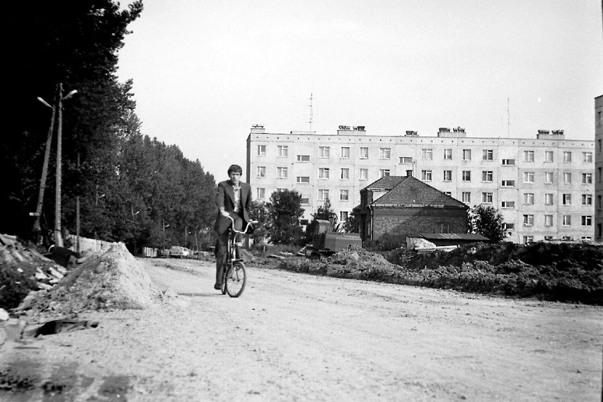 Fotografia z ulicy Wyspiańskiego. Widoczny blok nr 37 na...