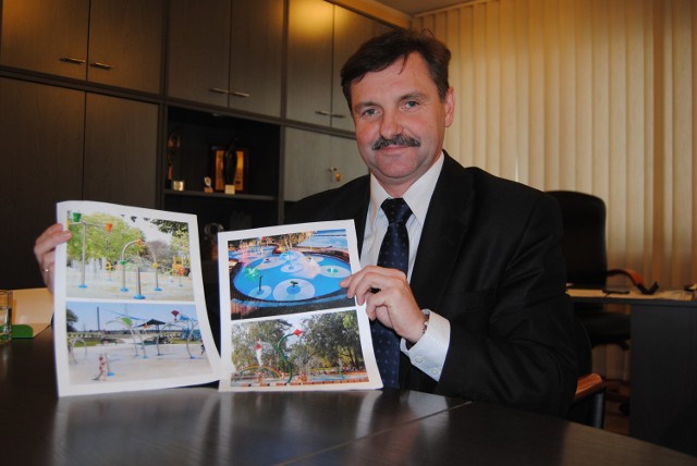 Burmistrz Libiąża jacek Latko prezentuje, jak będzie wyglądał park wodny na basenie pod chmurką w Libiążu