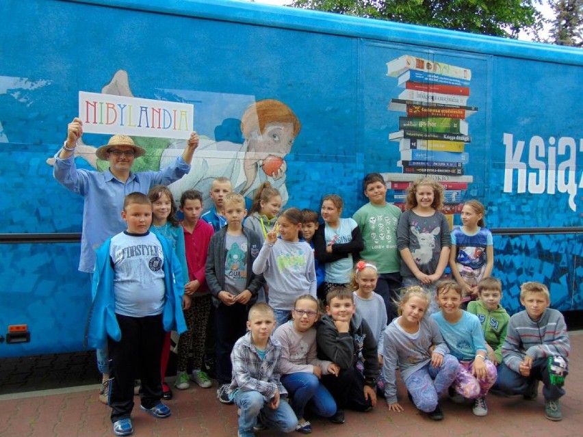 Biblioteka w Budzyniu: Książkobus odwiedził Budzyń i Wyszyny...