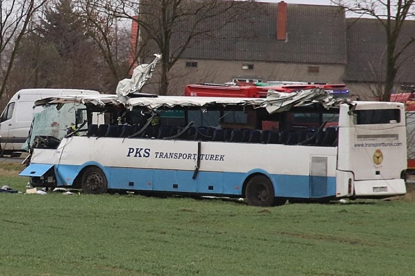 Wypadek w Kaczkach Piastowych . Wiatr zepchnął na drzewo autobus szkolny  wiozący dzieci