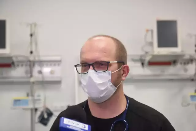 Doktor nauk medycznych Bartosz Kudliński podczas otwarcia szpitala tymczasowego w Zielonej Górze.