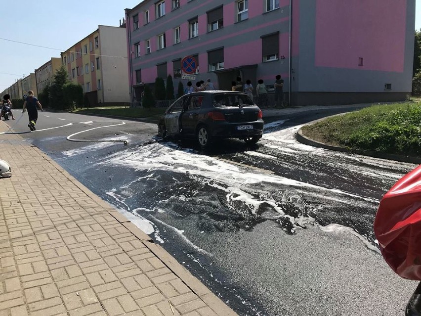 Pożar auta w Szamocinie. Właściciel ucierpiał podczas próby gaszenia ognia [ZDJĘCIA]