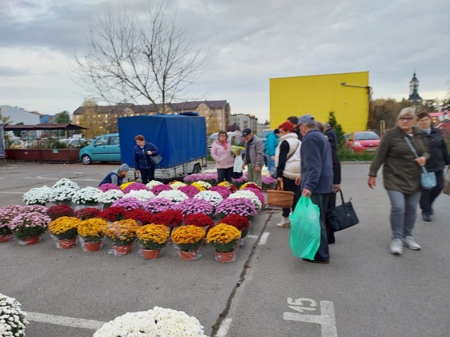 Trag w Ostrowcu. W sobotę najchętniej kupowano chryzantemy i znicze. Zobacz więcej zdjęć >>>