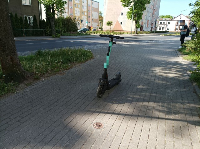 Tę hulajnogę - aczkolwiek blisko wyznaczonego miejsca na ulicy Mierosławskiego - użytkownik zostawił na środku chodnika