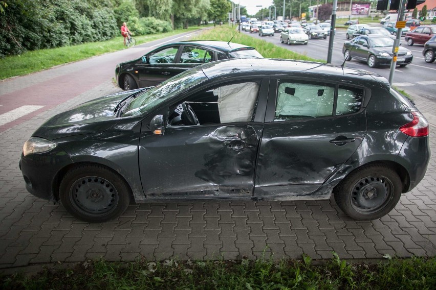 Wypadek na Włókniarzy w Łodzi. Motocyklista zderzył się z nieoznakowanym radiowozem [AKTUALIZACJA]
