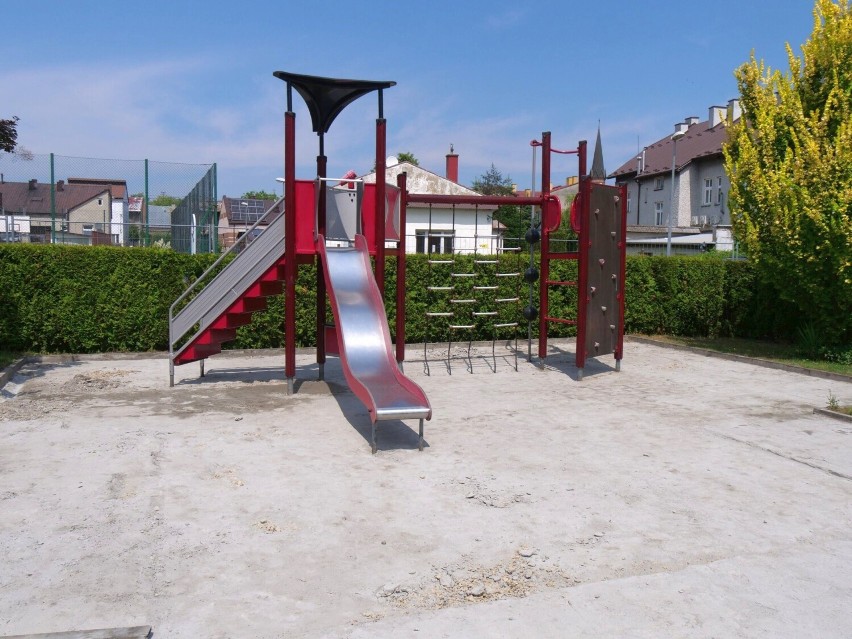 Wakacyjne remonty boisk szkolnych i placów zabaw w Stalowej Woli. Zobacz zdjęcia