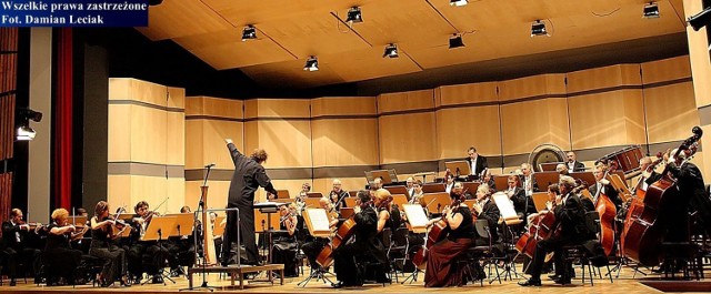 Orkiestra symfoniczna filharmonii częstochowskiej pod dyrekcją Adama Klocka. Fot. Damian Leciak