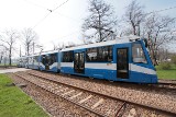 Kraków: w piątek najdłuższy tramwaj wyjedzie na tory [ZDJĘCIA]