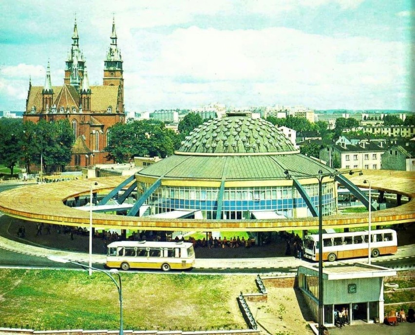Budowę dworca rozpoczęto w 1975 roku, budynek oddano do...