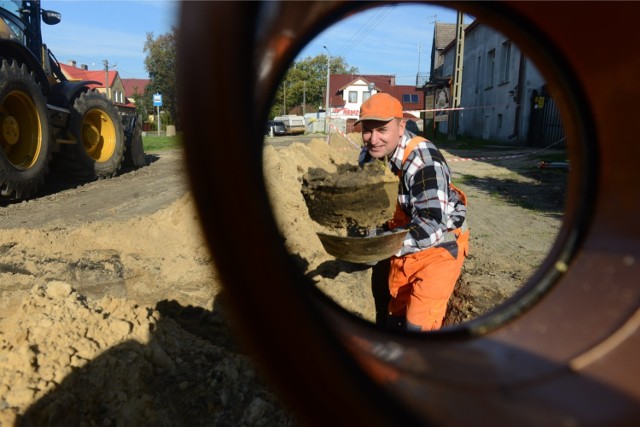 -&nbsp;W związku z intensywnym rozwojem budownictwa mieszkaniowego, Spółka systematycznie rozwija infrastrukturę wodociągową i kanalizacyjną w wielu rejonach miasta, aby w jeszcze większym stopniu spełniać oczekiwania mieszkańców w zakresie dostępu do świadczonych usług. Priorytetami są m.in. wymiana przewodów wodociągowych oraz modernizacja i rozbudowa kanalizacji wraz z pompowniami ścieków. Prowadząc inwestycje na terenie całej aglomeracji, dążymy do osiągnięcia w końcu 2015 roku wskaźnika dostępności usług na poziomie 98% - możemy przeczytać na stronie internetowej Miejskiego Przedsiębiorstwa Wodociągów i Kanalizacji. MPWiK m.in. zamierza wybudować 62 km sieci kanalizacyjnej w najmniej skanalizowanych dzielnicach, czyli w Wawrze, na Białołęce, w Rembertowie i na Bemowie.

Czytaj też: Architektoniczne porażki stolicy [FOTO]