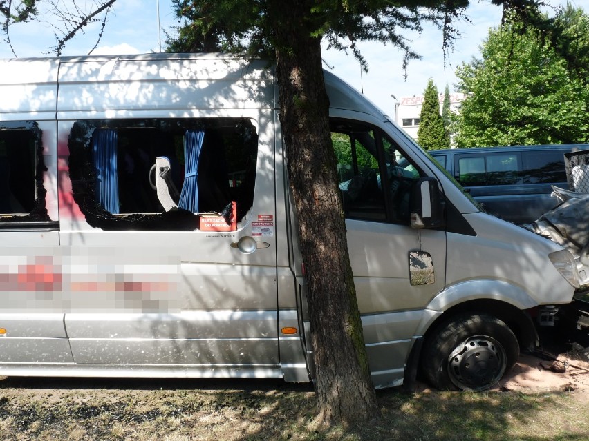 Jastrzębie: bus uderzył w bramę szkoły [ZDJĘCIA Z WYPADKU]