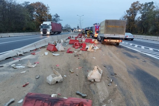 (23.11.2023) Wypadek na autostradzie A4 pod Wrocławiem. Po przekroczeniu bramek samochód staranował bariery.