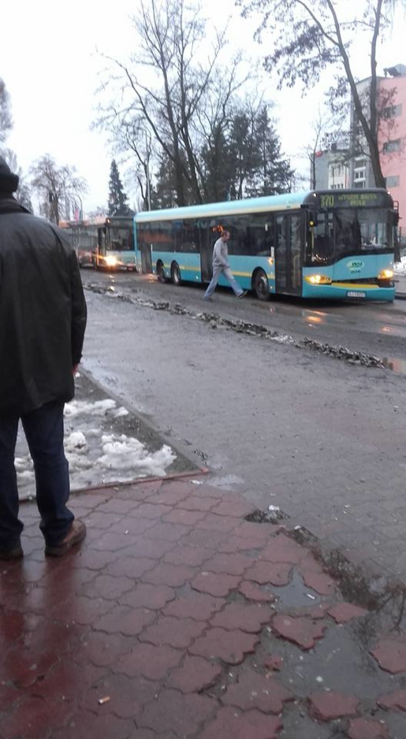 Drogi Jaworzno: uwaga, autobusu PKM zablokował Krakowską
