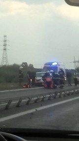 Wypadek na obwodnicy Kobylanki. Mercedes wjechał w liny i bariery energochłonne. Kierowca w szpitalu