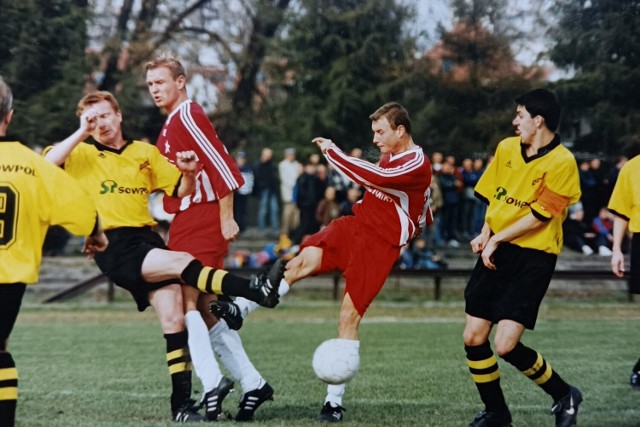 Wieczysta - Wisła II (1:2). 23 października 1999 roku na stadionie Wieczystej zagrał Tomasz Frankowski - i to on strzelił zwycięską bramkę dla rezerw "Białej Gwiazdy". Na zdjęciu - w pojedynku z Arturem Cybulskim, wieloletnim prezesem Wieczystej. Z prawej inny gracz żółto-czarnych, Marcin Dąbrowski