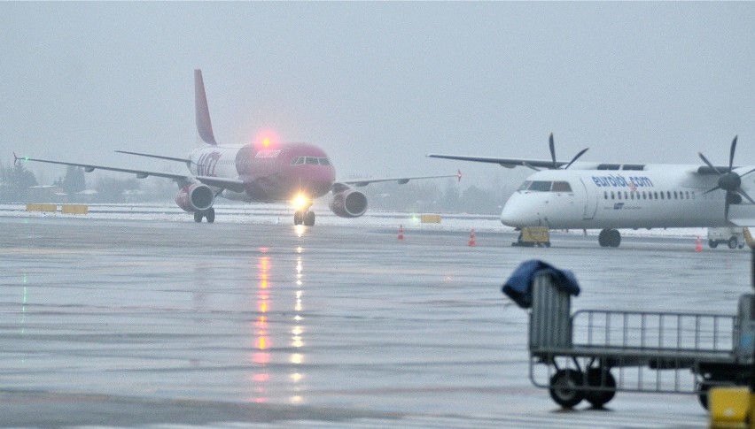 Mgła utrudnia funkcjonowanie lotniska w Gdańsku Rębiechowie
