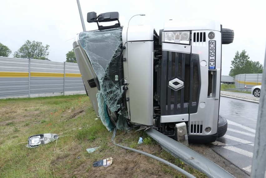 Wypadek ciężarówki w Lubiczu Dolnym. Droga zablokowana...