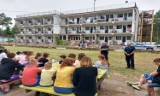 Policjanci z Poddębic rozpoczęli kontrole miejsc wypoczynku dzieci i młodzieży. Pojawili się już w ośrodku w Księżych Młynach  ZDJĘCIA