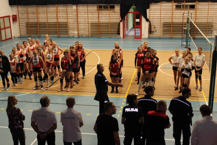 Policja w Kaliszu zaprosiła na turniej siatkówki dziewcząt