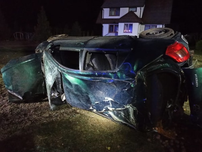 Śmiertelny wypadek w Grabowcu. Zginął 34-letni kierowca, którego auto dachowało i uderzyło w ogrodzenie posesji