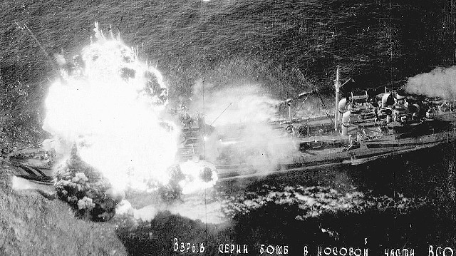 Niemiecki tankowiec Franken tonie pod Helem po ataku radzieckich bombowców