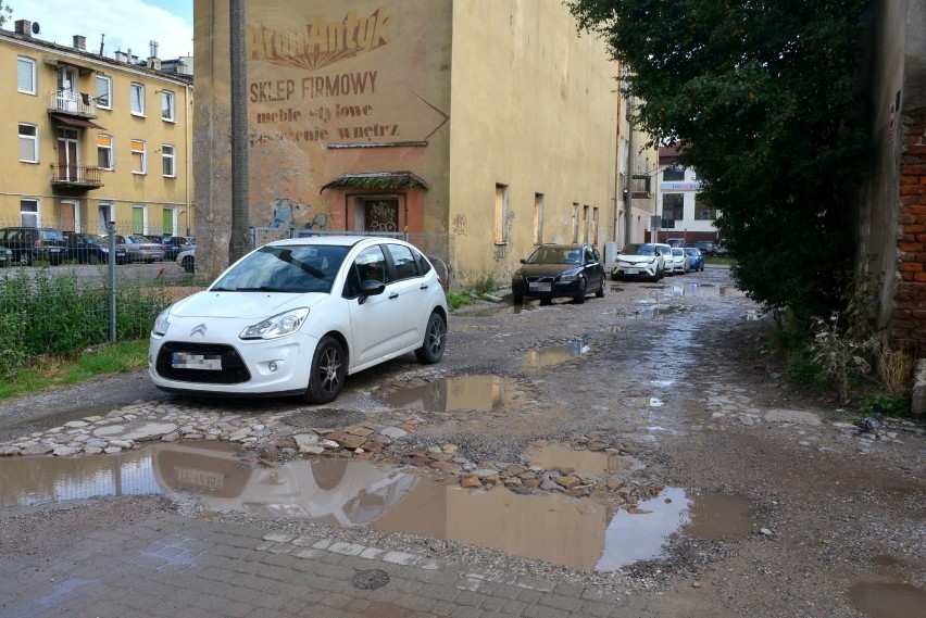 Uliczka w centrum Kielc tonie w błocie. Przejść się nie da, przejazd jest ryzykowny. Kiedy to się zmieni? (ZDJĘCIA)