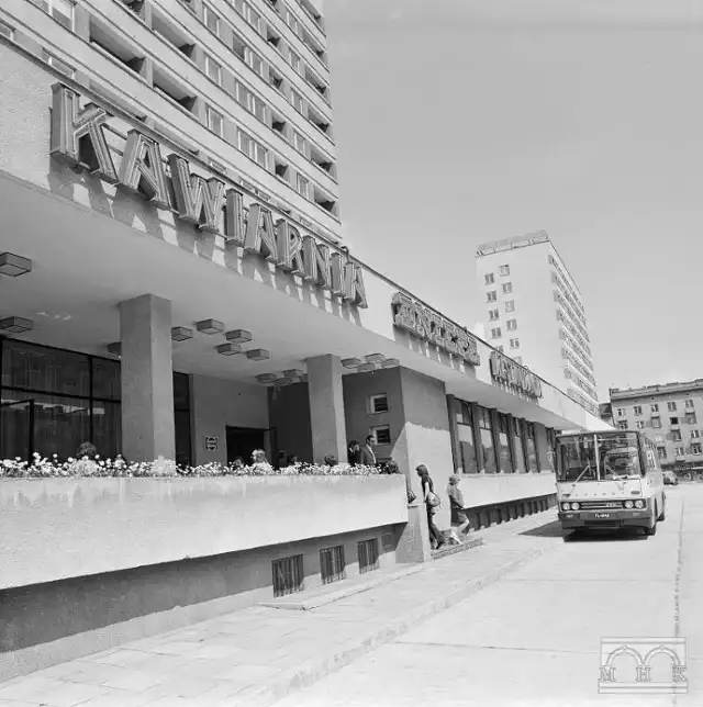 Tu, przy ul. 18 Stycznia 55 (obecnie ul. Królewska) w Krakowie, na parterze mieścił się sklep Pewex. Obok była restauracja i kawiarnia "Dniepr" (1974 rok).