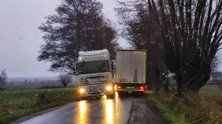 Tak wygląda droga, którą wyznaczono objazd w gminie Chełmno....