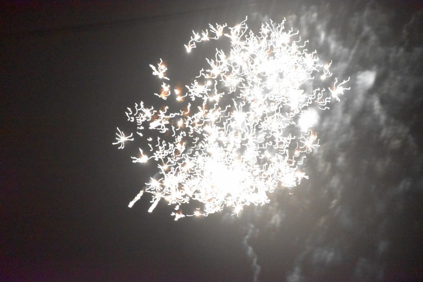 Tysiące fajerwerków rozbłysło nad grodziskim niebem. Hucznie przywitaliśmy Nowy Rok!