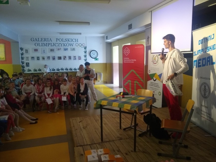 „Dotknij olimpijskiego medalu". Kajetan Duszyński w szkole w Osiedlu Niewiadów ZDJĘCIA