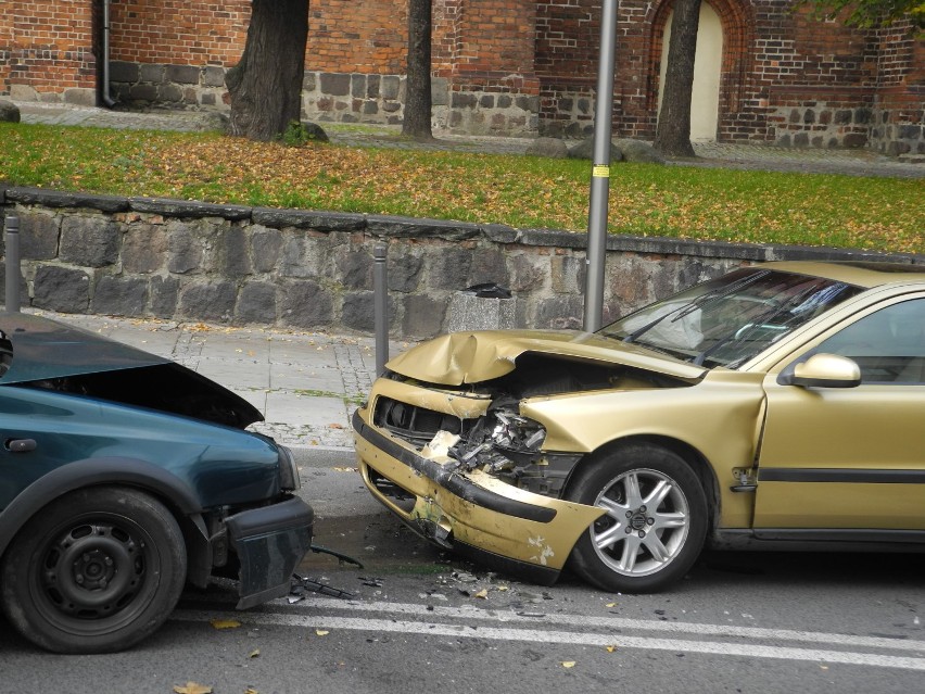 Ul. Chrobrego. Czołówka volkswagena i volvo [foto, video]