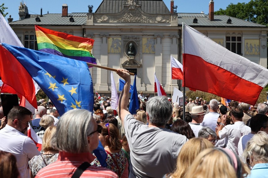 Marsz 4 czerwca w Krakowie. Ludzie wyszli na ulice nie tylko w Warszawie, na Rynku Głównym też zebrał się spory tłum