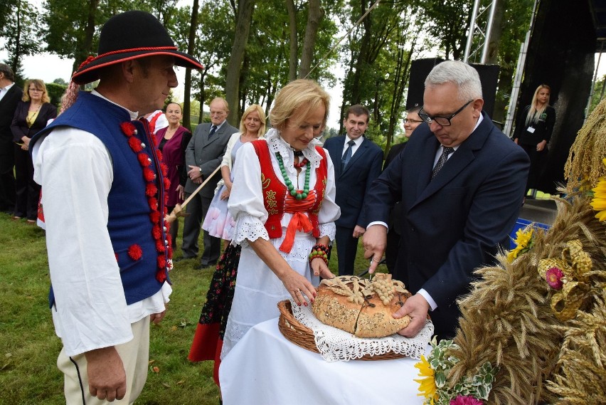 Tradycyjne wieńce, dzielenie chleba, wyścigi konnych...