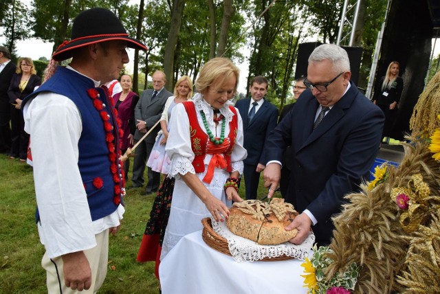 Tradycyjne wieńce, dzielenie chleba, wyścigi konnych zaprzęgów oraz występy zespołów ludowych i tancerzy – tak wyglądały gminne dożynki w Wiejcach koło Skwierzyny.