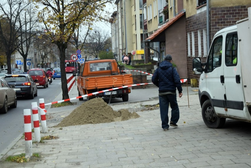 Po naszej interwencji! Naprawiają chodnik - wjazd przy byłym kinie Ina