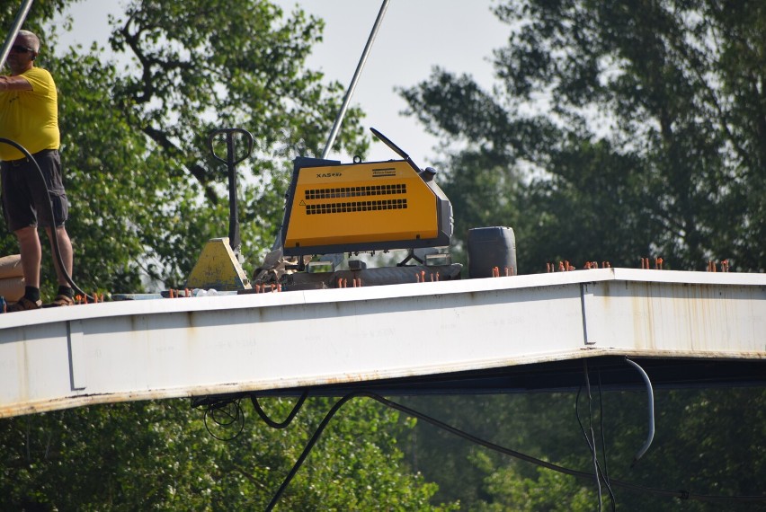 Finiszują prace przy zakończeniu remontu "Białego mostu" w Sieradzu ZDJĘCIA