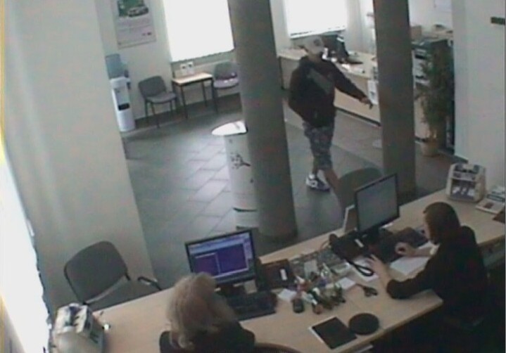 Napad na bank w Toruniu. Policja poszukuje rabusia [ZDJĘCIA I WIDEO]