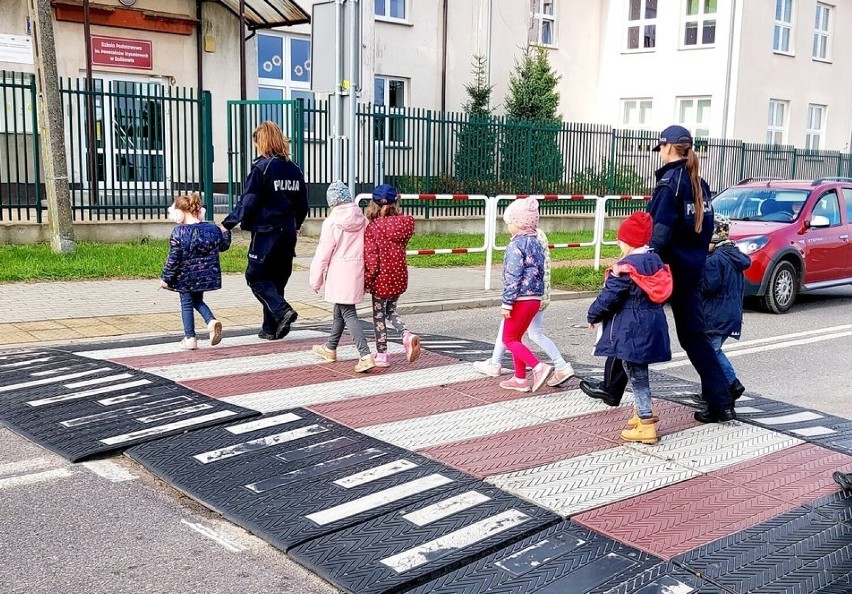 Poddębickie policjantki rozmawiały o bezpieczeństwie z przedszkolakami z Dalikowa. Warsztaty i odblaski dla dzieci ZDJĘCIA