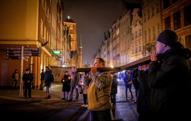 Wielki Czwartek przypada w tym roku na 29 marca 2018. Obchodzony jest jako upamiętnienie ustanowienia przez Jezusa sakramentu kapłaństwa, doszło do tego podczas Ostatniej Wieczerzy, którą zilustrował na swoim obrazie Caravaggio. Wielki Czwartek rozpoczyna Triduum Paschalne.