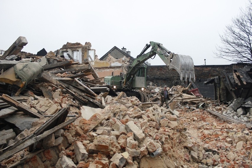 Wyburzanie w Siemianowicach: Trwa rozbiórka budynku przy...
