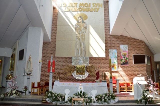 W głównym ołtarzu kościoła w Stalowej Woli jest płaskorzeźba Trójcy Przenajświętszej.