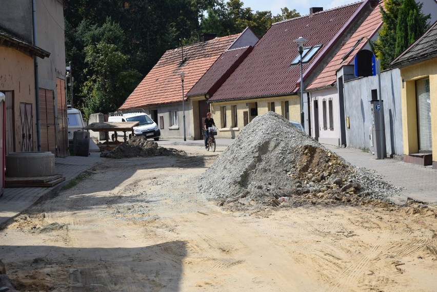 INWESTYCJE: Trwa przebudowa ulicy Kościelnej w Koźminie. Prace idą pełną parą [GALERIA]