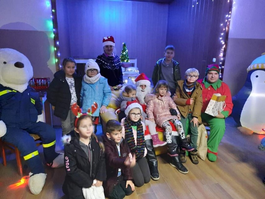 Dzieci odwiedził Święty Mikołaj, renifery i policyjny...