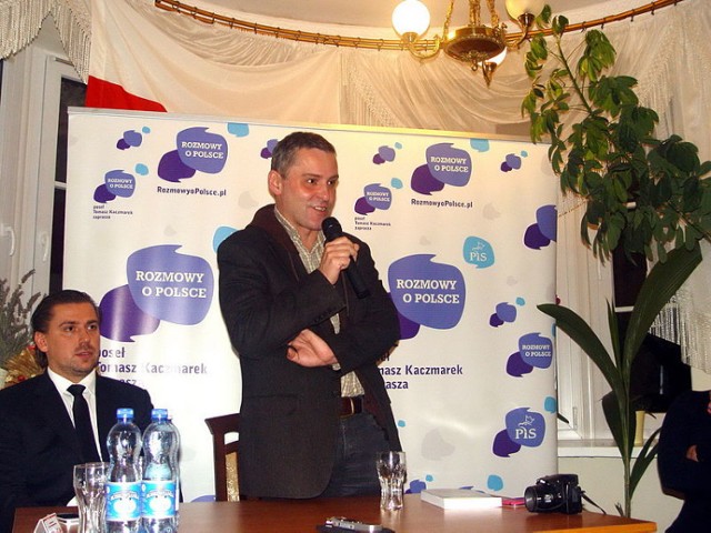 Kraśnik: Cezary Gmyz odwiedzi miasto. Na zdjęciu: Cezary Gmyz i Tomasz Kaczmarek podczas spotkania w Busku-Zdroju, 10 listopada 2013.